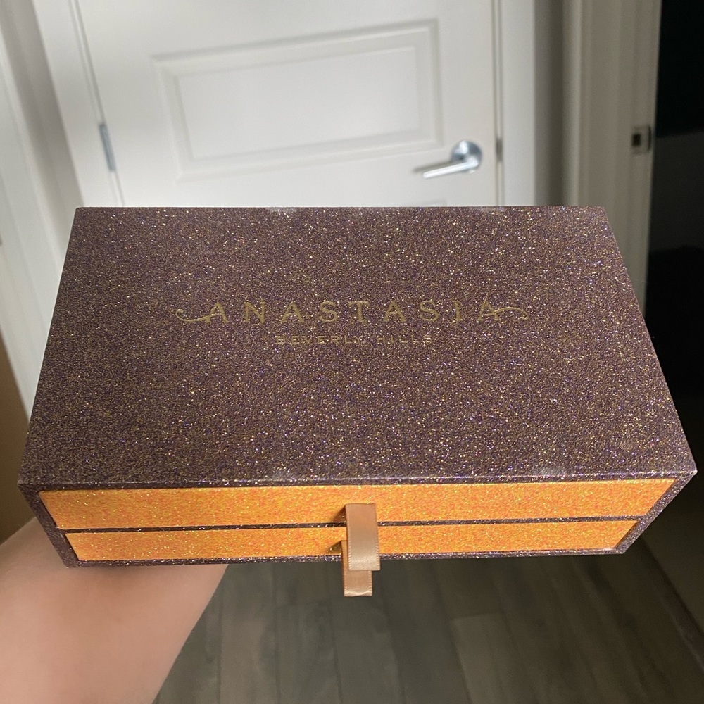 SOLD 🛑 Anastasia Beverly Hills - 1 collector box